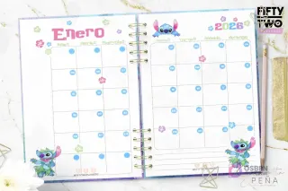 Vista de la página mensual de Enero 2026 del kit imprimible Agenda Stitch, con diseño de calendario y dibujos de Stitch y flores.