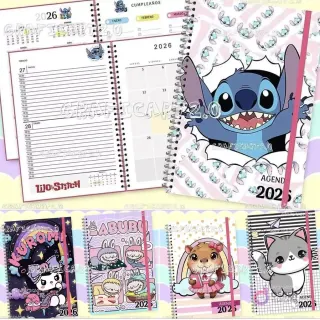 Arriba: Agenda espiralada abierta de Stitch con calendario 2026, sección de cumpleaños y diseño de Stitch rompiendo la portada. Abajo: Cuatro portadas de agendas con personajes como Kuromi, Labubu, una marmota y un gato.