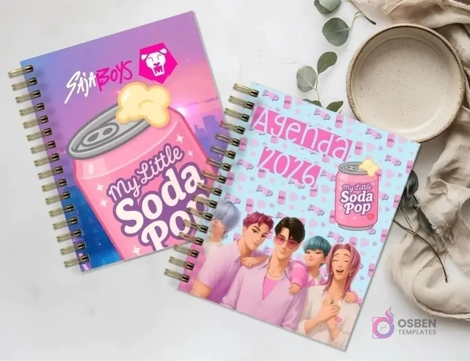 Dos agendas espiraladas 'My Little Soda Pop' / 'Siha Boys' con diseños de personajes masculinos de anime, sobre una superficie de mármol con una planta y un plato vacío.