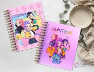 Dos agendas espiraladas 'HUNTRIX' con diseños de personajes femeninos de anime y un gato azul, sobre una superficie de mármol con una planta y un plato vacío.