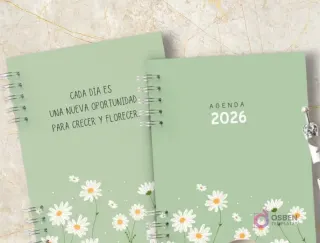 Dos agendas espiraladas con cubiertas verde menta, margaritas y frases motivacionales. Una agenda dice 'Cada día es una nueva oportunidad para crecer y florecer' y la otra 'Agenda 2026'.