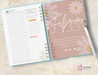 Agenda espiralada abierta con diseño de margaritas. Muestra un planificador diario para 'Viernes 02 Febrero' con una frase motivacional de bienvenida al mes.