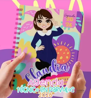 Manos sosteniendo una agenda espiralada con la portada 'Agenda Claudia Técnico en Párvulos 2026' con ilustración de una niña caricatura.