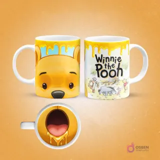 Plantilla de sublimación para taza de Winnie the Pooh, con miel goteando sobre su cabeza y un primer plano de su boca con miel en el interior, asas y borde blancos, sobre un fondo amarillo.