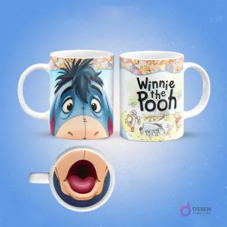 Plantilla de sublimación para taza de Ígor (Eeyore), con su rostro melancólico y un detalle de su boca abierta con expresión de asombro o tristeza en el interior, asas y borde blancos, sobre un fondo azul.