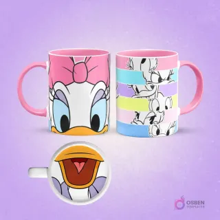 Plantilla de sublimación para taza de la Pata Daisy, mostrando su rostro sonriente con moño rosa y un primer plano de su boca abierta en el interior, asas y borde rosas, sobre un fondo morado.