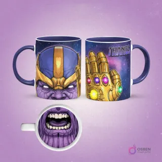 Plantilla de sublimación para taza de Thanos, con su rostro de villano enmascarado y un primer plano de su boca abierta gruñendo con dientes afilados en el interior, asas y borde morados, sobre un fondo de galaxia púrpura.