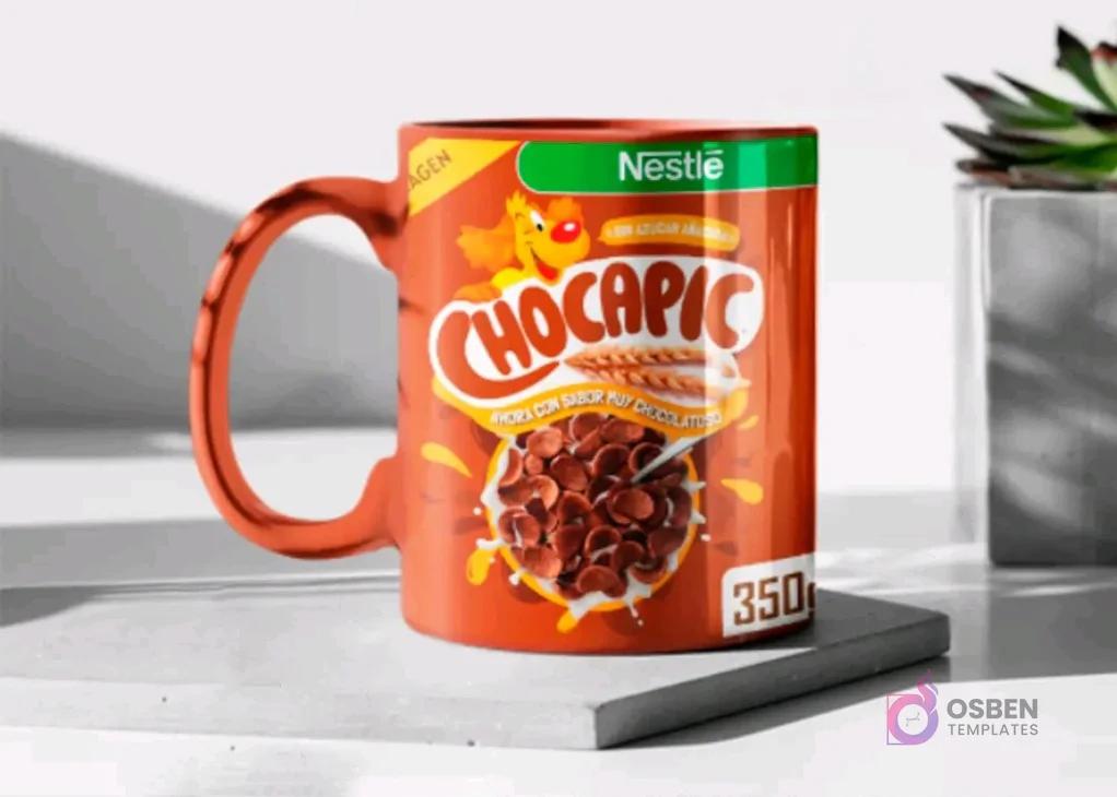 Taza de cerámica color cobre brillante sublimada con el diseño del cereal Chocapic de Nestlé, mostrada en un mockup sobre una base gris clara.