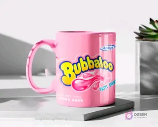 Taza de cerámica color rosa brillante sublimada con el diseño del chicle Bubbaloo sabor tutti frutti de Adams, en un mockup sobre una base gris clara.