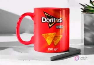 Taza de cerámica color rojo brillante sublimada con el diseño de papas Doritos sabor queso, en un mockup sobre una base gris clara.