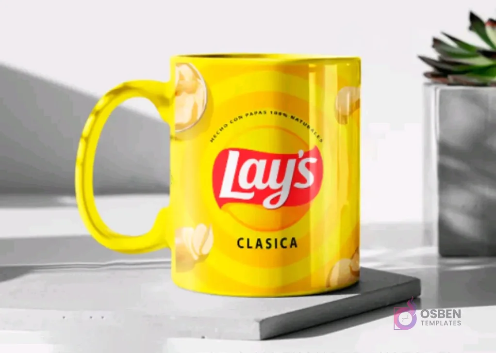 Taza de cerámica color amarillo brillante sublimada con el diseño de papas Lay's Clásica, en un mockup sobre una base gris clara.