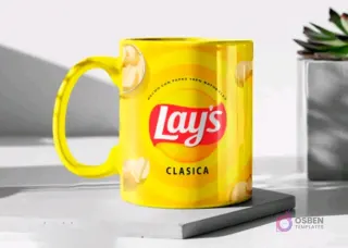 Taza de cerámica color amarillo brillante sublimada con el diseño de papas Lay's Clásica, en un mockup sobre una base gris clara.