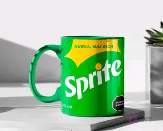 Taza de cerámica color verde brillante sublimada con el diseño de la bebida Sprite y su etiqueta de advertencia nutricional, en un mockup.