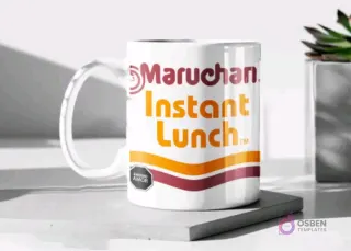 Taza de cerámica color blanco brillante sublimada con el diseño de la sopa instantánea Maruchan Instant Lunch y su etiqueta de advertencia, en un mockup.