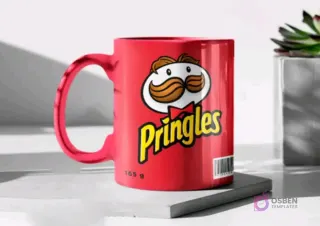 Taza de cerámica color rojo brillante sublimada con el diseño de papas Pringles, mostrando el logo del bigote, en un mockup.
