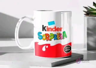 Taza de cerámica color blanco brillante sublimada con el diseño del chocolate Kinder Sorpresa y su etiqueta de advertencia, en un mockup.