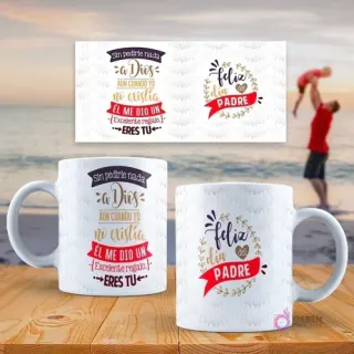 Mockup de dos tazas sublimadas con diseños del Día del Padre: 'Sin pedirle nada a Dios... él me dio un excelente regalo, eres tú' y 'Feliz Día del Padre' con corona, sobre un fondo de playa.