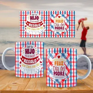 Mockup de dos tazas sublimadas con diseños del Día del Padre: 'Ser tu hijo es el mejor regalo que Dios me dio' y 'Feliz Día del Padre' con patrón a cuadros, en un fondo de playa.