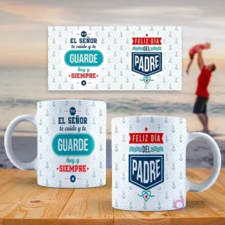 Mockup de dos tazas sublimadas con diseños del Día del Padre: 'Que el Señor te cuide y te guarde hoy y siempre' y 'Feliz Día del Padre' con patrón de anclas, en un fondo de playa.