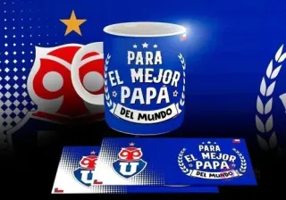 Taza sublimada con el logo de Universidad de Chile y la frase 'Para el mejor papá del mundo', acompañada de los archivos digitales planos en un vibrante fondo azul.