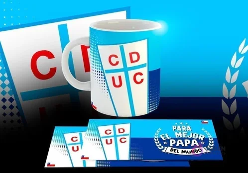 Taza sublimada con el escudo de Universidad Católica (CDUC) y la frase 'Para el mejor papá del mundo', junto a sus plantillas digitales en un fondo celeste.