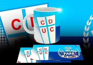 Taza sublimada con el escudo de Universidad Católica (CDUC) y la frase 'Para el mejor papá del mundo', junto a sus plantillas digitales en un fondo celeste.