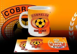 Taza sublimada con el logo de Cobreloa y la frase 'Para el mejor papá del mundo', exhibida con sus diseños planos en un fondo naranja futbolero.