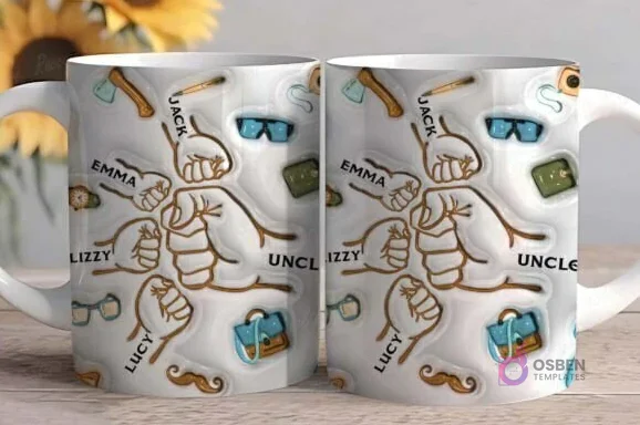 Primer plano de dos tazas sublimadas con plantillas de puños familiares para el Día del Padre, mostrando nombres como Jack, Emma, Lizzy y Gran con iconos masculinos.