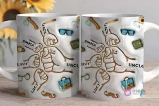 Primer plano de dos tazas sublimadas con plantillas de puños familiares para el Día del Padre, mostrando nombres como Jack, Emma, Lizzy y Gran con iconos masculinos.