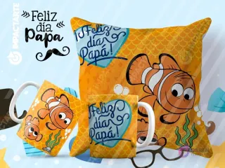 Tazas y cojín de sublimación naranjas con diseño de Nemo y la frase 'Feliz día Papá!' bajo el agua.