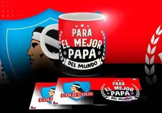 Taza sublimada con el escudo de Colo-Colo y la frase 'Para el Mejor Papá del Mundo', acompañada de las plantillas digitales superpuestas, sobre un fondo rojo y negro con el logo del equipo.
