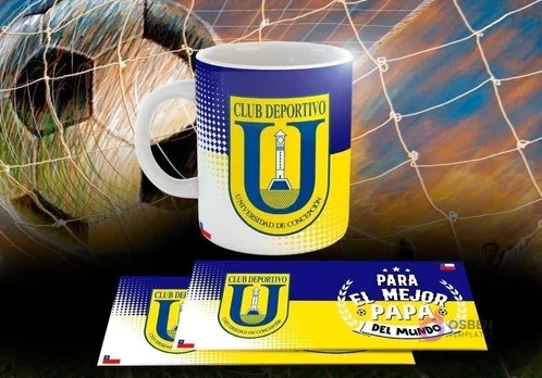 Taza sublimada con el escudo de Club Deportivo Universidad de Concepción y la frase 'Para el Mejor Papá del Mundo', acompañada de las plantillas digitales superpuestas, sobre un fondo azul y amarillo con una red de fútbol.
