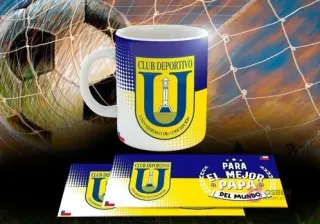 Taza sublimada con el escudo de Club Deportivo Universidad de Concepción y la frase 'Para el Mejor Papá del Mundo', acompañada de las plantillas digitales superpuestas, sobre un fondo azul y amarillo con una red de fútbol.