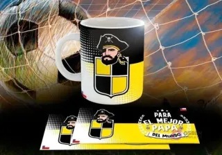 Taza sublimada con el escudo de Coquimbo Unido (el pirata) y la frase 'Para el Mejor Papá del Mundo', acompañada de las plantillas digitales superpuestas, sobre un fondo negro y amarillo con una red de fútbol.