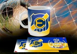 Taza sublimada con el escudo de Everton de Viña del Mar y la frase 'Para el Mejor Papá del Mundo', acompañada de las plantillas digitales superpuestas, sobre un fondo azul y amarillo con una red de fútbol.