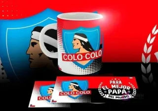 Mockup de una taza sublimada con el logo de Colo-Colo y la frase 'Para el Mejor Papá del Mundo', junto a sus plantillas digitales, sobre un fondo rojo y negro, destacando la calidad de los diseños.