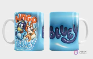 Plantilla 3D de taza con Bluey y Bingo de la serie Bluey, fondo azul claro texturizado, vista frontal con ambos personajes y trasera con el nombre 'Bluey'.