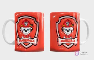 Plantilla 3D de taza con Marshall de Paw Patrol, fondo rojo brillante texturizado, vista frontal del cachorro bombero dentro de un escudo y trasera con su nombre 'Marshall'.