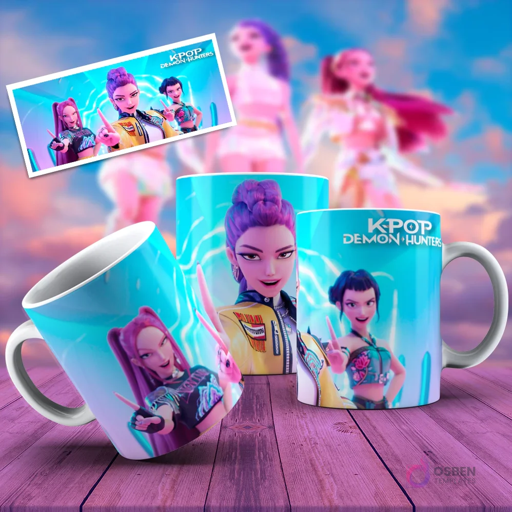 Taza sublimada con personaje femenino de KPOP Demon Hunters en chaqueta amarilla, fondo azul claro y logo KPOP Demon Hunters