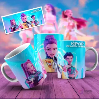 Taza sublimada con personaje femenino de KPOP Demon Hunters en chaqueta amarilla, fondo azul claro y logo KPOP Demon Hunters