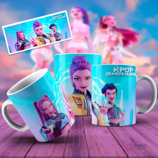 Taza sublimada con personaje femenino de KPOP Demon Hunters en chaqueta amarilla, fondo azul claro y logo KPOP Demon Hunters