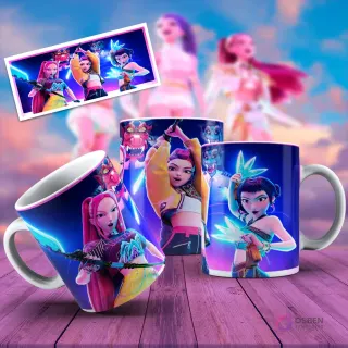 Taza sublimada con tres personajes de KPOP Demon Hunters en tonos oscuros con armas y fondo brillante azul y rojo, con criaturas demoníacas