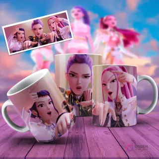 Taza sublimada con dos personajes femeninos de KPOP Demon Hunters, una de pelo morado y otra con coletas, apuntando al frente