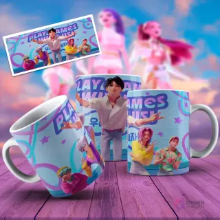 Taza sublimada con varios personajes de KPOP Demon Hunters en un escenario azul y rosa con texto 'PLAY GAMES WITH US'