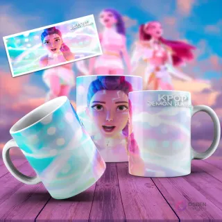 Taza sublimada con primer plano de personaje femenino de KPOP Demon Hunters con pelo morado y efectos luminosos, fondo suave