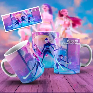 Taza sublimada con dos personajes femeninos de KPOP Demon Hunters en poses dinámicas con katanas luminosas y fondo urbano morado