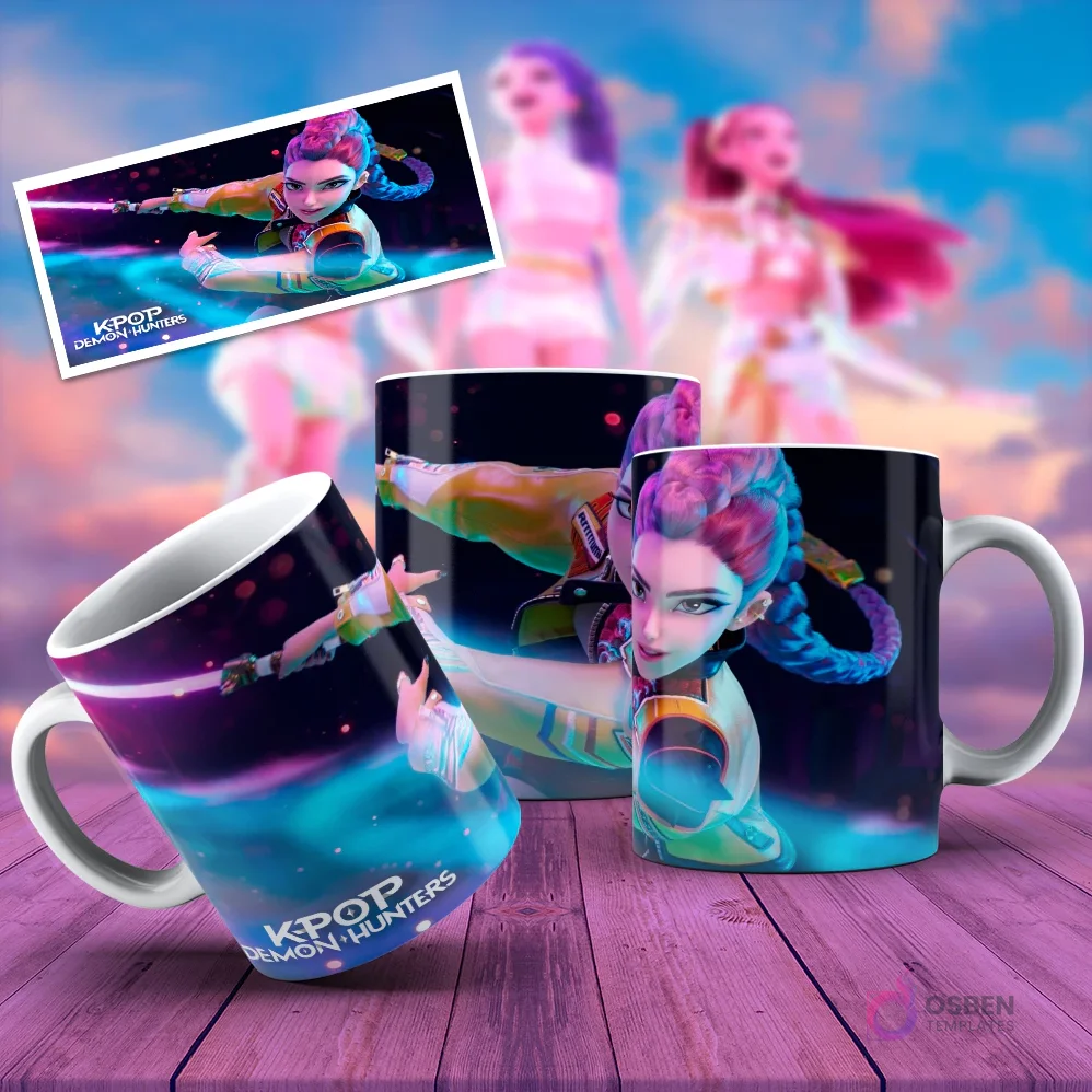 Taza sublimada con personaje femenino de KPOP Demon Hunters con pelo trenzado en una pose de acción con aura azul brillante