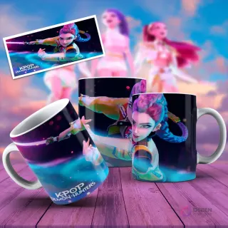 Taza sublimada con personaje femenino de KPOP Demon Hunters con pelo trenzado en una pose de acción con aura azul brillante