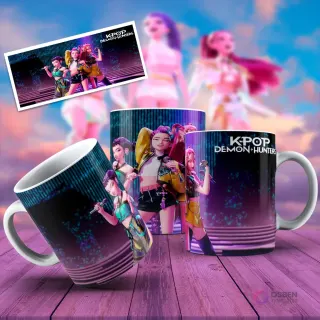 Taza sublimada con tres personajes femeninos de KPOP Demon Hunters en un escenario musical con luces de neón azules y púrpuras