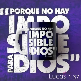 Mug cristiano azul oscuro con la frase 'Porque no hay imposible para Dios' y el versículo Lucas 1:37, sobre un fondo púrpura con el mismo texto en grande.